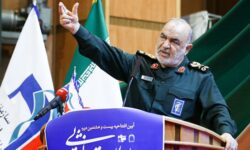 سرلشکر سلامی: هر کس آمریکا از او حمایت کرد فروریخت و هر کس به انقلاب اسلامی تکیه کرد ماندگار شد