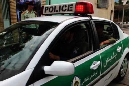 واکنش پلیس به عکس تبعه افغانستانی با خودرو پلیس ایران ؛ او پرچم کشورش را در دست دارد + عکس