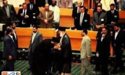 ماجرای بوسه سیدمقاومت بر دست رهبری | عکس