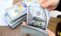 بازار ارز هرات بلوکه شد؛ قیمت دلار عقب نشست
